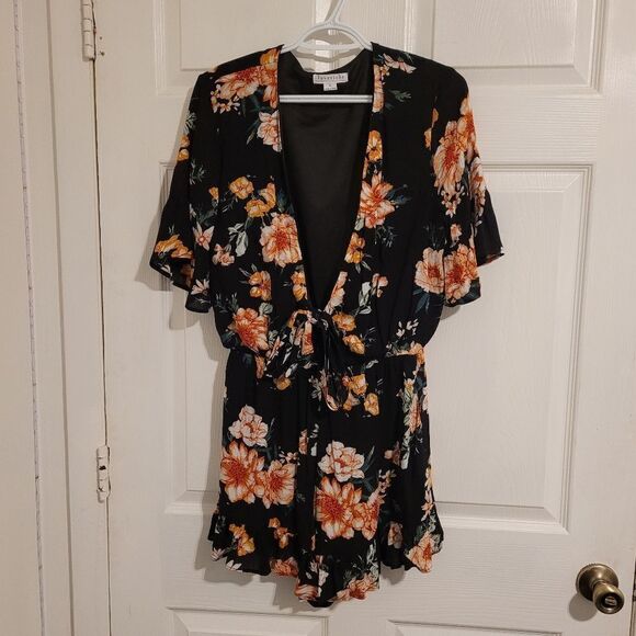 Love riche deep v-neck short sleeve floral romper - Picture 1 of 6
